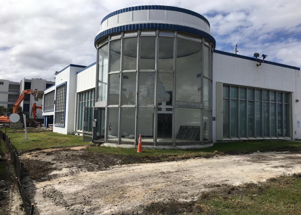 The back half of the old First Federal building on Southern Blvd. and Olive Avenue is being torn down so the space can be used for gas pumps as part of a new 7-Eleven convenience store. The front part of the building, which opened as a bank in 1959, will remain intact.  [KIMBERLY MILLER/palmbeachpost.com]