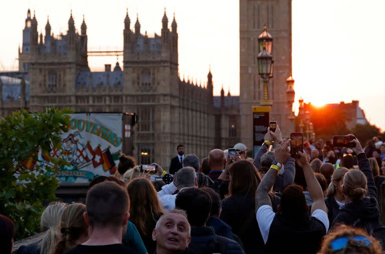 La gente hace cola en el puente de Westminster para presentar sus respetos a la difunta reina Isabel II en el Palacio de Westminster