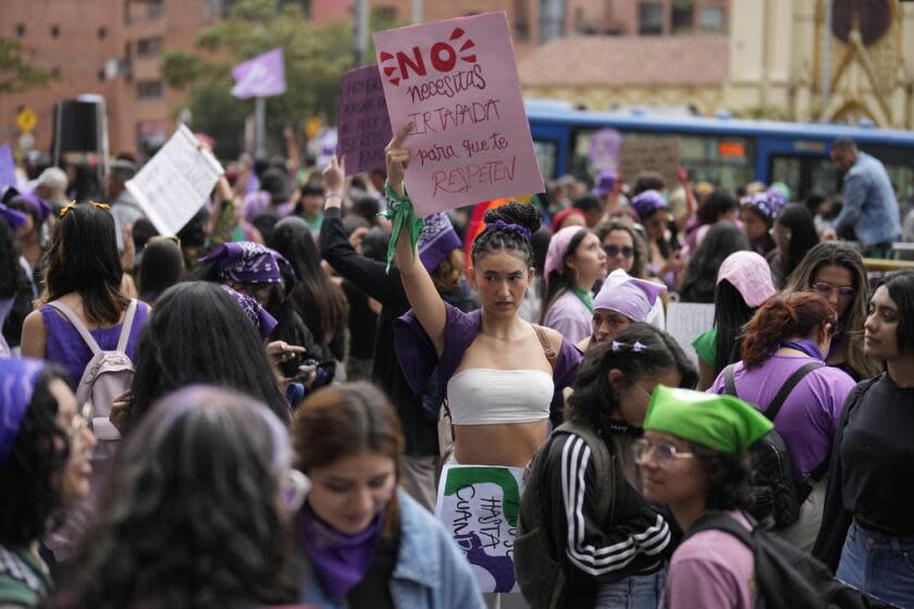 Una manifestante sostiene un cartel