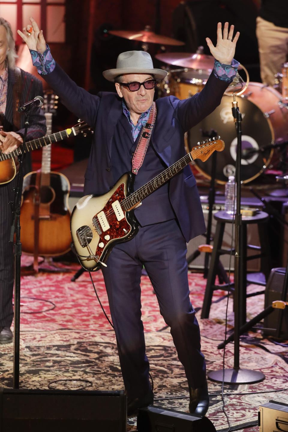 ARCHIVO - En esta fotografía del 11 de septiembre de 2019 Elvis Costello durante su presentación en los Americana Honors & Awards. Elvis Costello creció escuchando cantar a su padre en español. Ahora sus propias canciones son interpretadas por artistas como Juanes, Luis Fonsi, Fito Páez y muchos otros invitados en “Spanish Model”, la versión en castellano de su álbum de 1978 “This Year’s Model”. (Foto AP/Wade Payne, archivo)