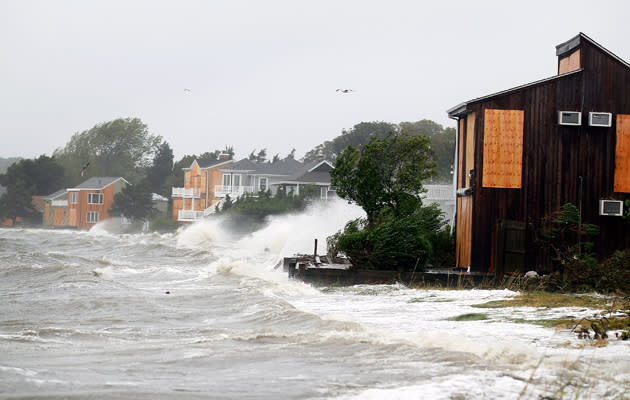 Las grandes olas que invadieron la tierra fueron otro de los efectos que desencadenó el huracán Irene. Estas azotaron casas y comercios destruyendo todo a su paso. Ni siquiera los tablones anclados en ventanas y puertas pudieron plantar cara al huracán. Esta imagen fue tomada en la bahía de Hampton (Nueva York) el 28 de agosto. (Joe Raedle/Getty Images)