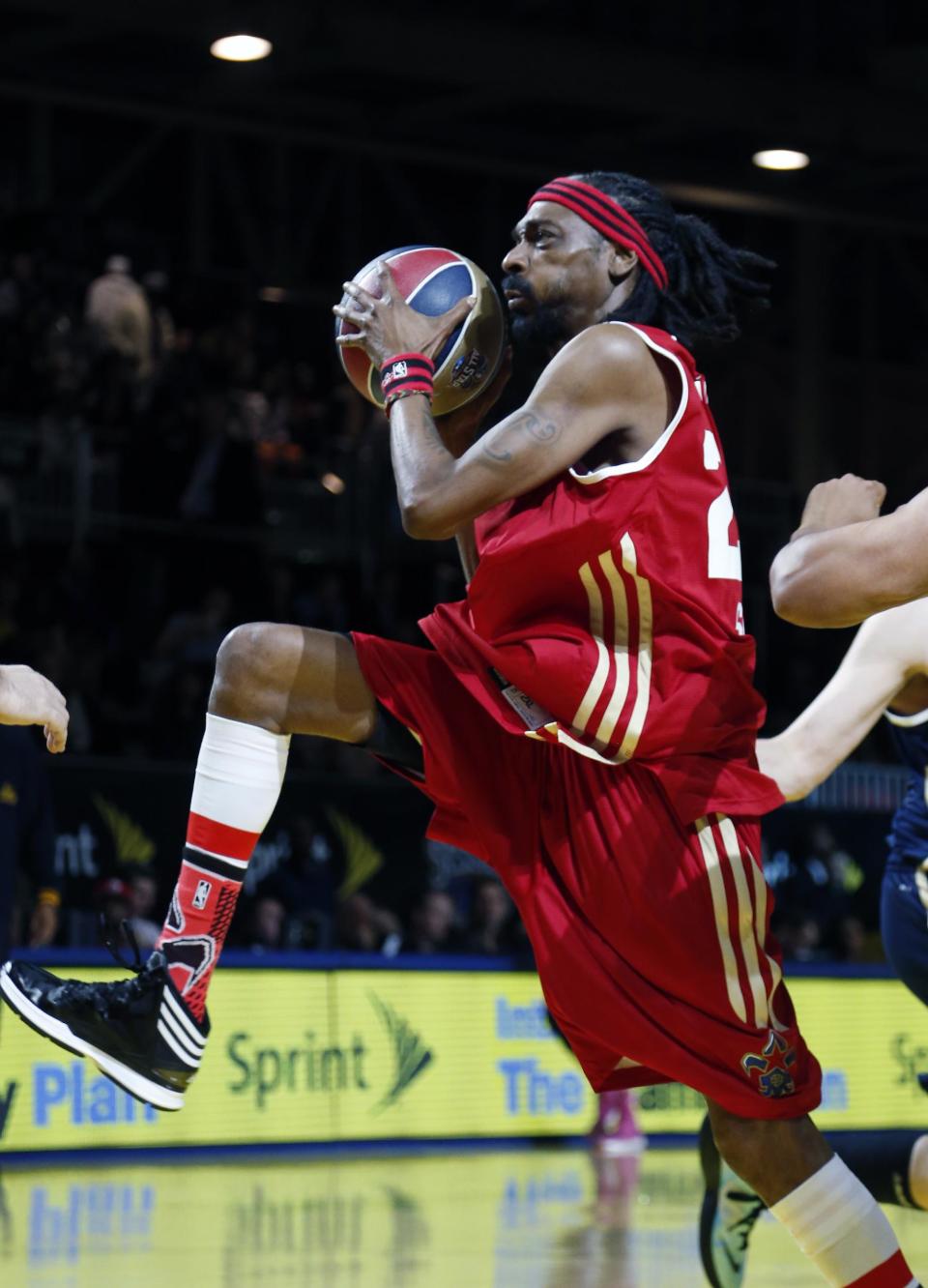 West's Snoop Dogg, aka Snoop Lion, drives to the basket in the second half as he participate in an NBA All-Star Celebrity basketball game against East in New Orleans, Friday, Feb. 14, 2014. East won 60-56. (AP Photo/Bill Haber)