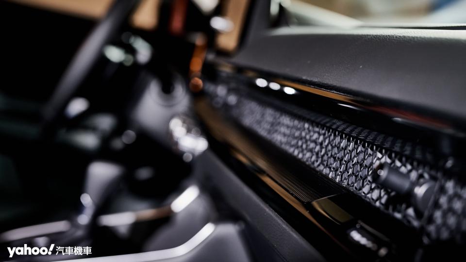 簍空蜂巢網狀面板的設計同應用於現行Civic且附帶Honda專利空調出風技術。