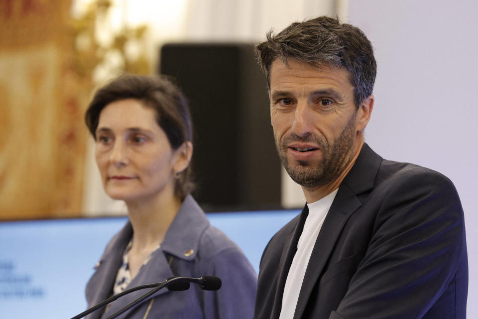 Amélie Oudéa-Castéra et Tony Estanguet, lors de la signature du protocole de la cérémonie d’ouverture des JO et des Jeux paralympiques à l’hôtel Beauvau, à Paris, le 23 mai 2023. 