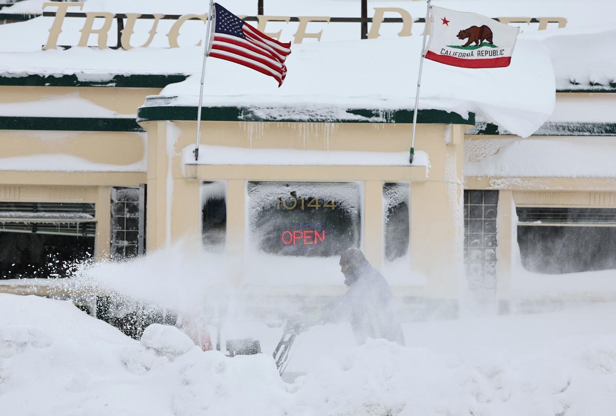 California snowstorm brings blizzard conditions to Sierra Nevada, Lake