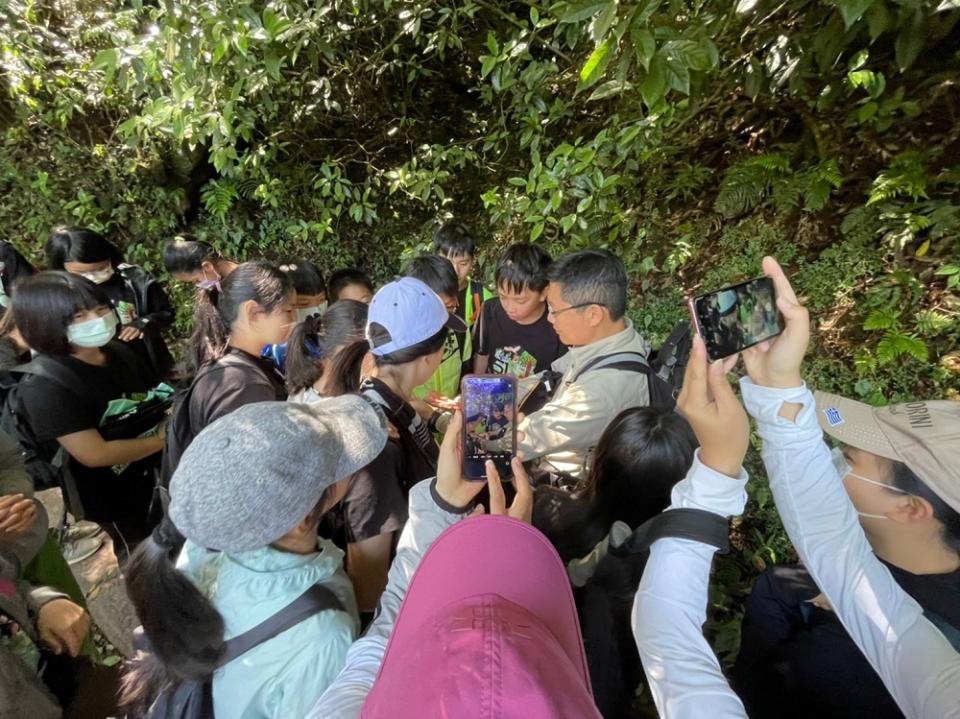 大屯國小學生響應國際iNaturalist公民科學家倡議，記錄大屯山動植物生態