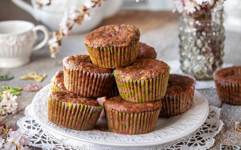 Das soll nicht zwangsläufig in ein trostloses Dasein ohne Knabbereien und Naschereien führen. Es gibt zahlreiche Paleo-Rezepte für Snacks und süßes Gebäck, nur eben ohne Mehl, Zucker, Butter und andere nach dieser Ernährungsweise verpönte Zusatzstoffe. Backen funktioniert auch mit gemahlenen Nüssen, Kokosöl und Honig. (Bild: iStock/Madeleine_Steinbach)