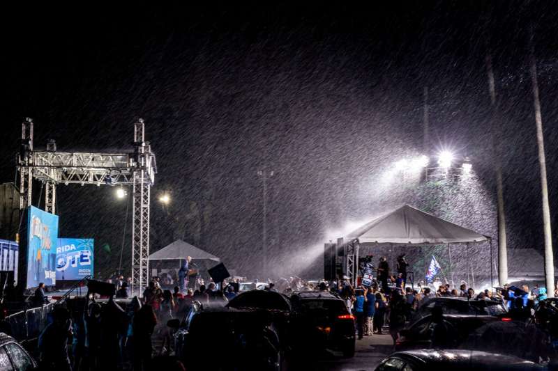 美國民主黨總統候選人拜登29日在佛羅里達的坦帕市造勢，不幸碰上傾盆大雨。（美聯社）