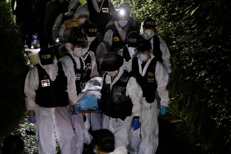 Oficiales de policía llevan el cuerpo del alcalde de Seúl, Park Won-soon, encontrado durante una operación de búsqueda en Seúl, Corea del Sur, el 10 de julio de 2020