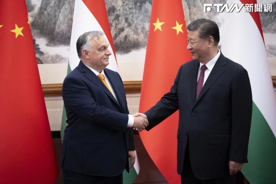 匈牙利總理奧班（左）昨日赴北京，進行「和平任務3.0」，與中國領導人習近平（右）討論俄、烏兩國局勢。（圖／美聯社）