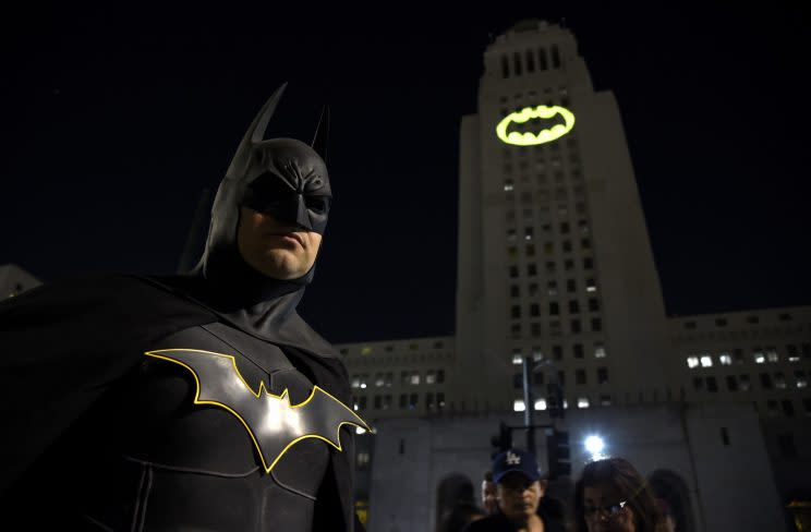 Ein verkleideter Fan vor dem Bat-Signal in Los Angeles. (Bild: AP Photo)