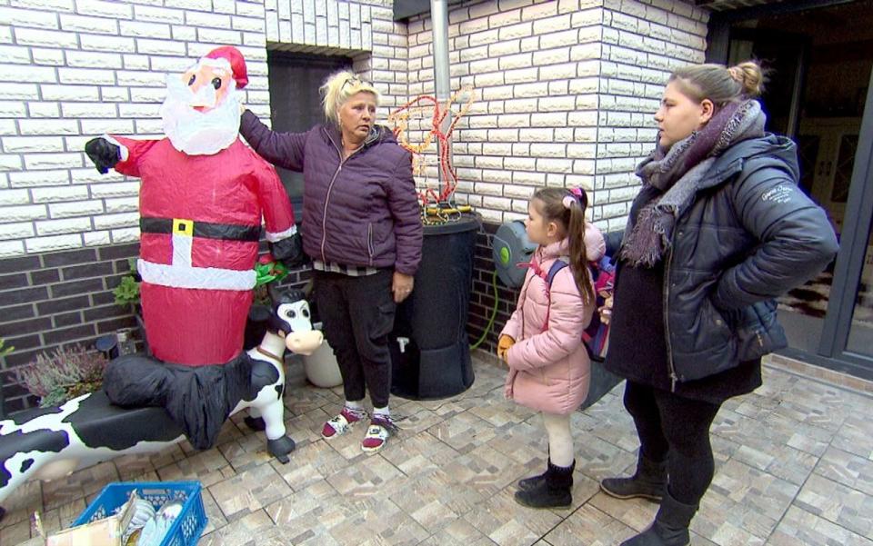 "Bei Deko gibt nur einer den Startschuss, und das bin ich": Beim Weihnachtsschmuck lässt sich Silvia nicht die Butter vom Brot nehmen.  (Bild: RTLZWEI)