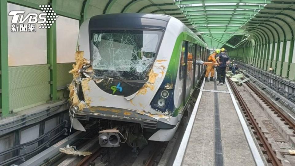 捷運車頭嚴重毀損。（圖／TVBS）