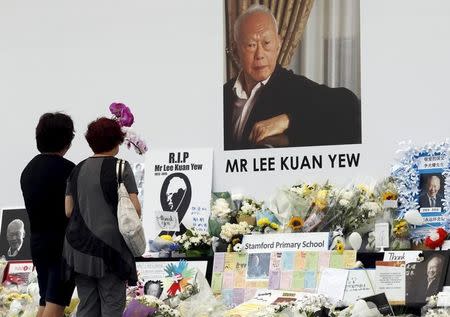 People pay their respects to the late first prime minister Lee Kuan Yew at a community tribute site in Singapore March 28, 2015. REUTERS/Edgar Su