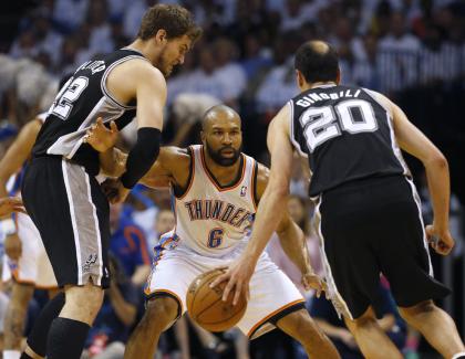 Derek Fisher (center) will likely become a candidate for the Knicks coaching vacancy. (AP)