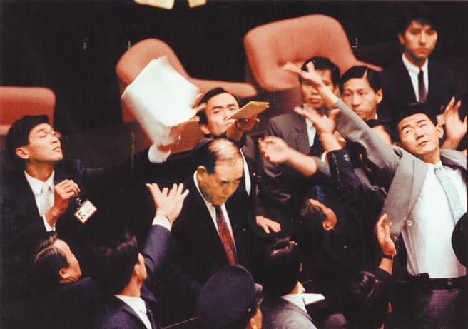 1991年時任行政院長郝柏村作施政報告，遭到在野立委包圍干擾。(蔡明德攝)