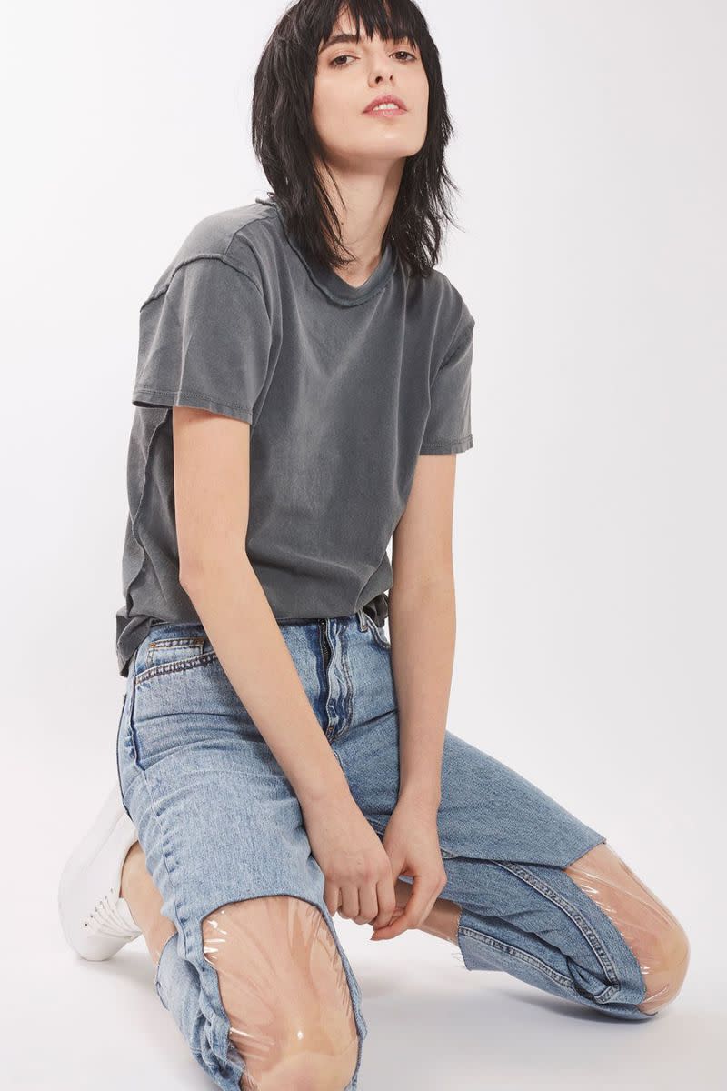 <p>Les réseaux sociaux se sont enflammés à la sortie de cet étrange jean en plastique de Topshop. Avec son « ouverture » aux genoux, la réaction suscitée par ce vêtement est principalement « wtf ».<br><em>[Photo : Topshop]</em> </p>