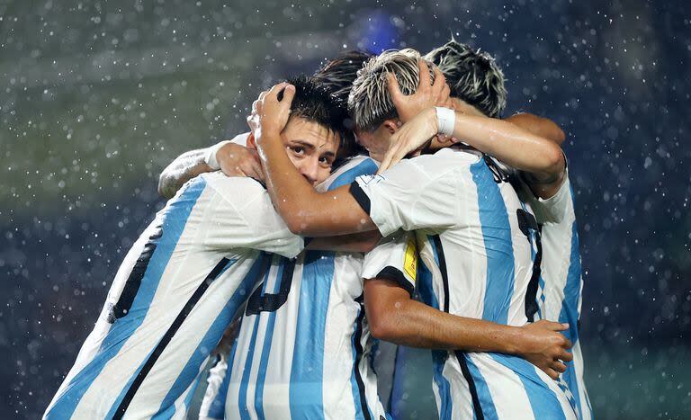 La selección argentina Sub 17 festeja la contundente victoria frente a Venezuela; se enfrentará a Brasil en cuartos de final