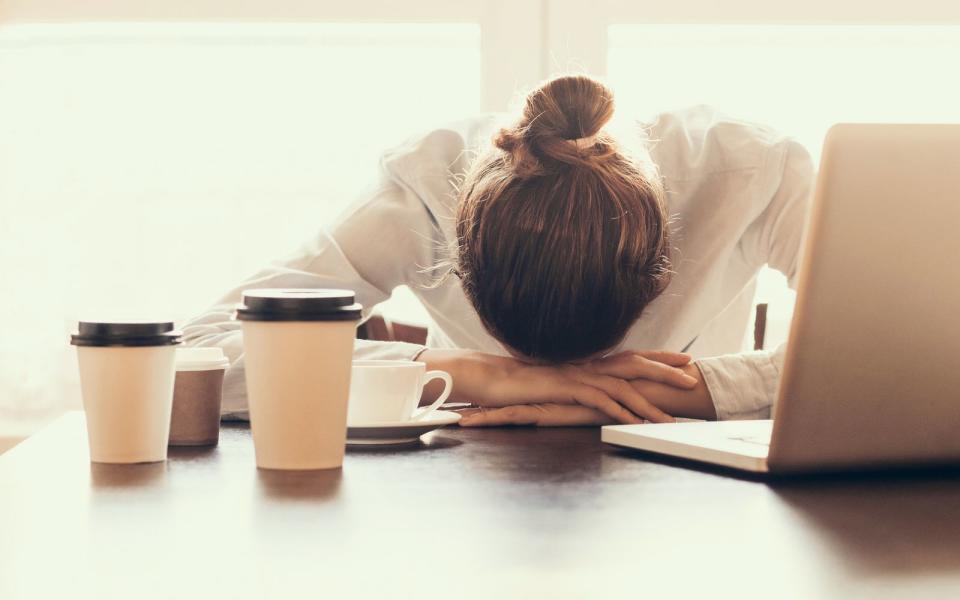 Schon in der Schule wurde uns beigebracht, dass Pausen wichtig sind. Warum machen Sie dann nicht auch im Büro regelmäßig Pause? Egal, ob der Job gerade ruhig ist oder Sie vor lauter Stress nicht wissen, wohin, gönnen Sie sich Zeit zum Durchatmen. Wer kurze Pausen einlegt, der arbeitet danach konzentrierter. (Bild: iStock / Poike)