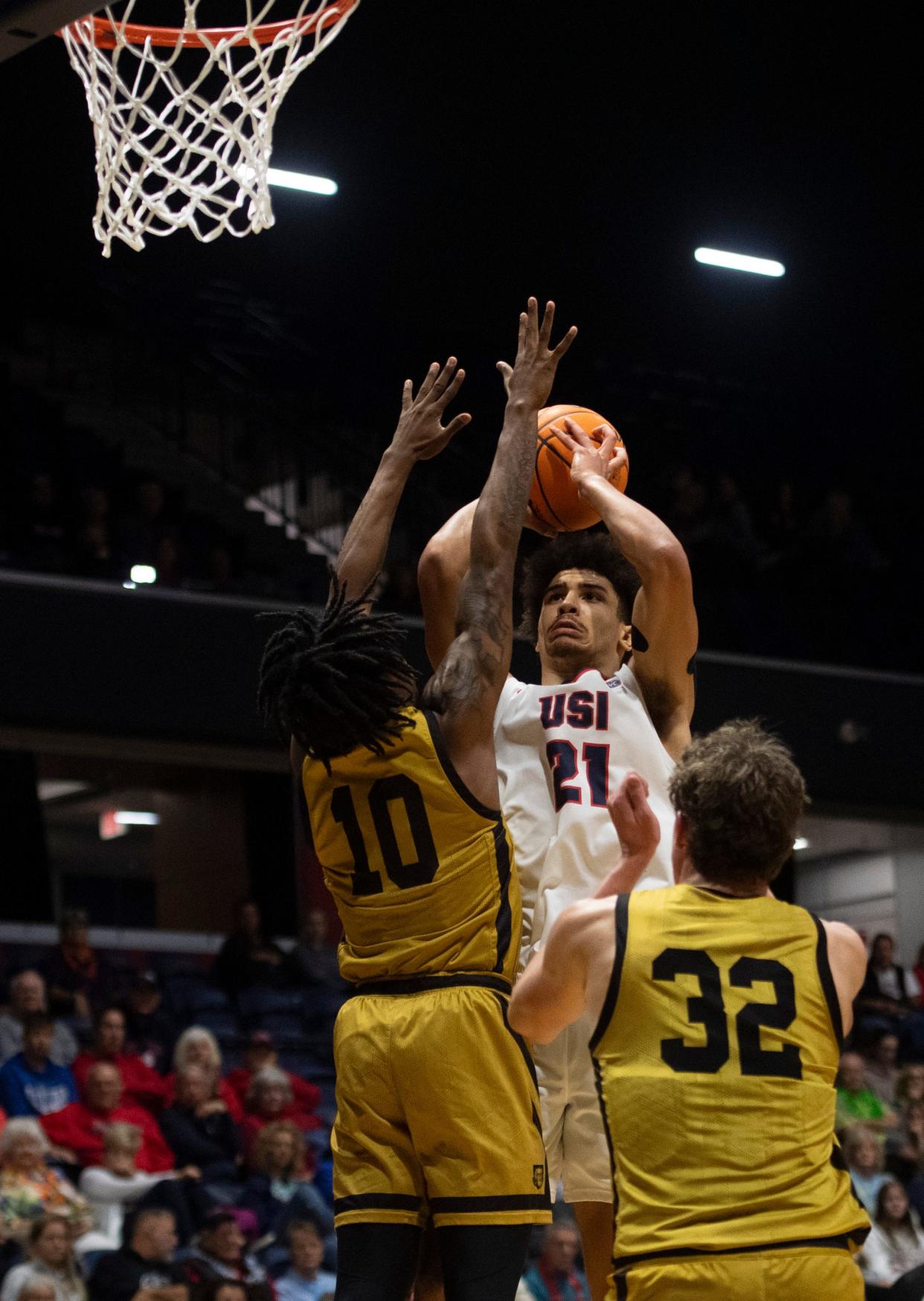 Southern Indiana’s AJ Smith (21) takes a shot against Purdue Fort Wayne’s Maximus Nelson (10) as the University of Southern Indiana Screaming Eagles play the Purdue Fort Wayne Mastodons at Screaming Eagles Arena in Evansville, Ind., Wednesday, Dec. 6, 2023.