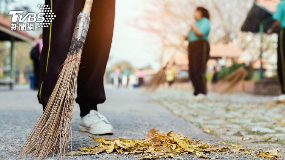 高雄一名國中生因為沒好好打掃被記警告。（示意圖／shutterstock 達志影像）