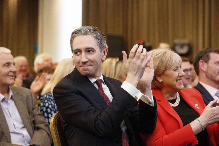 Simon Harris hace un gesto mientras es confirmado como el nuevo líder de Fine Gael, allanando el camino para que se convierta en el primer ministro más joven de Irlanda, en Athlone, Irlanda, el domingo 24 de marzo de 2024.