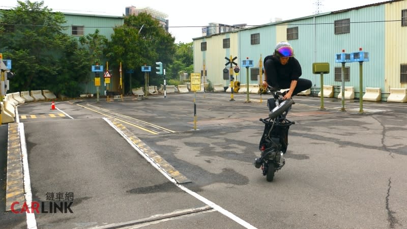 場地協力：恒典輔大重機駕訓班 翹孤輪這件事常在摩托車賽事中經常出現，車手為了慶祝比賽獲勝，會以這樣的方式衝過終點線或繞場，表達對車迷的感謝。而來自日本的安倍優雖不是賽道奪杯常客，但他卻一生懸命，專研孤輪騎乘技巧，讓他獲得金氏世界紀路認證，是全世界最會孤輪的男人！