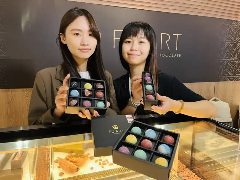 ▲業者引進榮獲2023世界巧克力大賽銅牌肯定的「釜 FU ART Chocolate」，特殊形狀巧克力搭配繽紛色彩及結合本土文化與在地風味食材的創作，讓視覺味覺有全新體驗。（圖／義享時尚廣場提供）