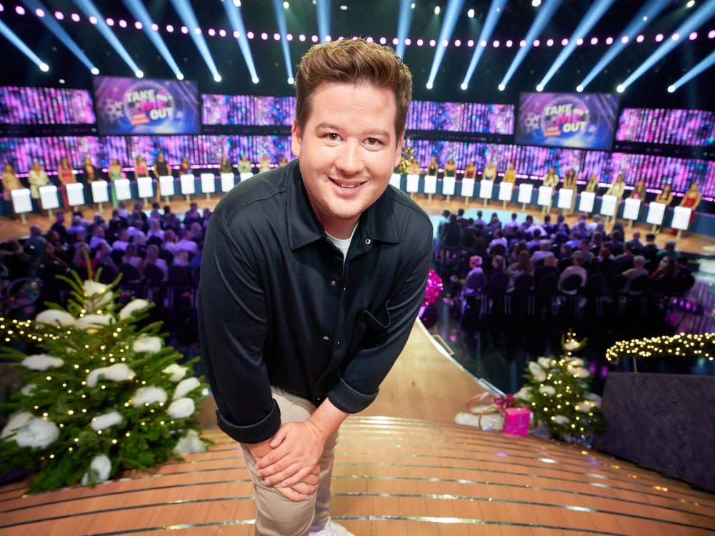 Chris Tall präsentiert das "Take Me Out - XXL XMas Special". (Bild: RTL / Guido Engels)