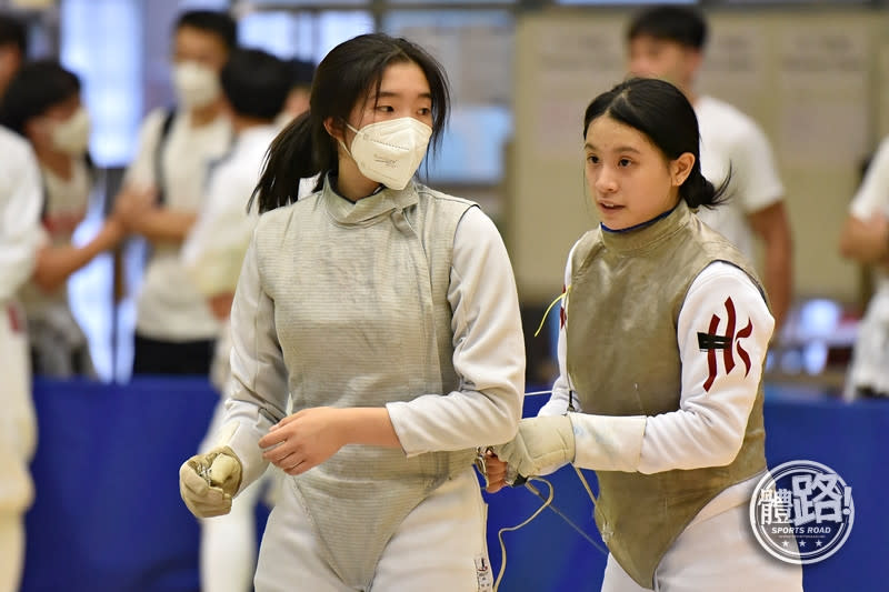 聖保羅男女中學女花在鄭善澧（左）及梁雅蕾（右）帶領下勇闖決賽