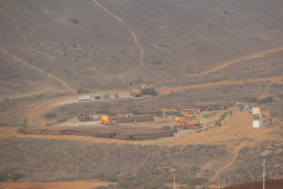 Cientos de bolardos de acero y maquinaria pesada se observan en el área de la Montaña Otay, en la frontera México-EE.UU., en septiembre de 2021. Biden ha dicho que “no más dólares de los contribuyentes estadounidenses [deben] ser desviados para construir un muro fronterizo” (Daniel Watman)