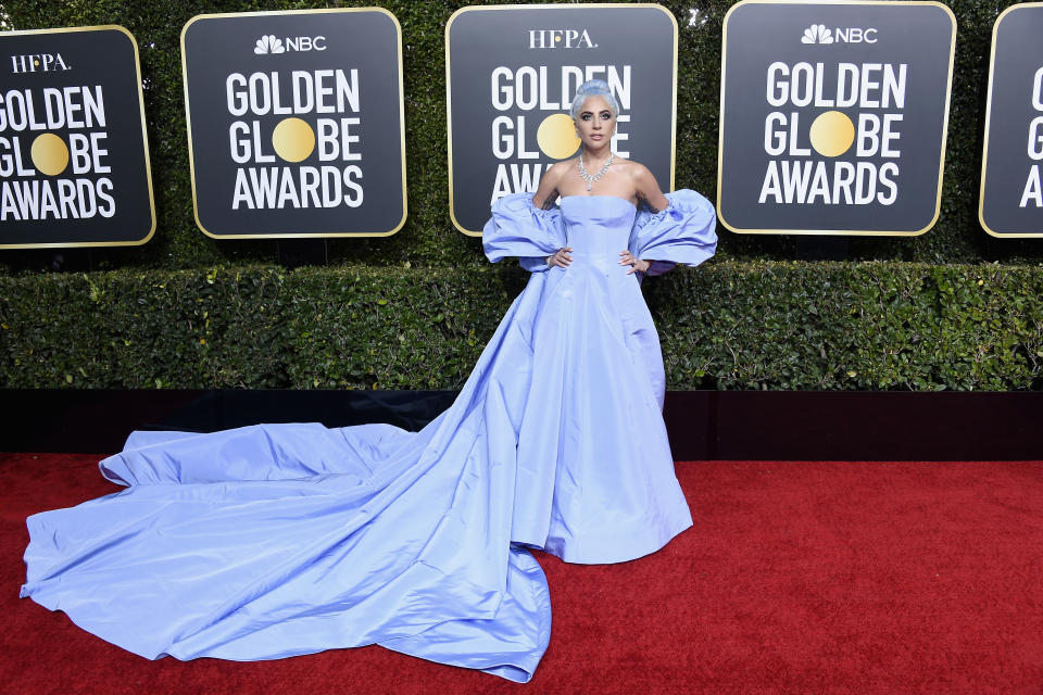 <p>'Ha nacido una estrella' (2018) le valió a Lady Gaga dos nominaciones al Globo de Oro. Además de llevarse el galardón a la mejor canción por 'Shallow' (2018), se convirtió en una de las más originales de la noche con su llamativo vestido azul de Valentino Couture. (Foto: Kevork Djansezian / Getty Images)</p> 