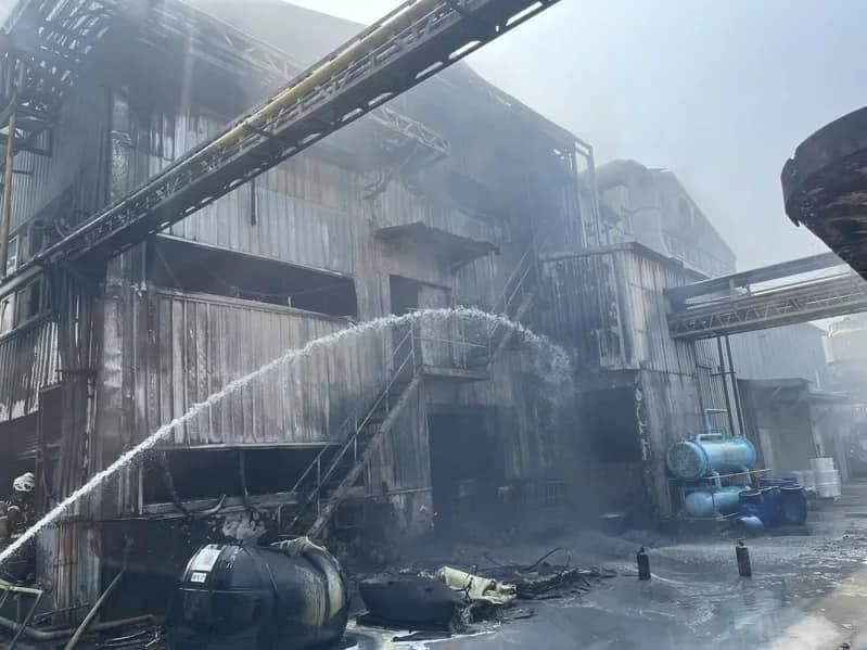 中壢區一棟鐵皮工廠大火，幸無人員傷亡。桃園市消防局提供