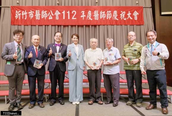 新竹市長高虹安九日受邀出席竹市醫師公會舉辦的醫師節慶祝大會。