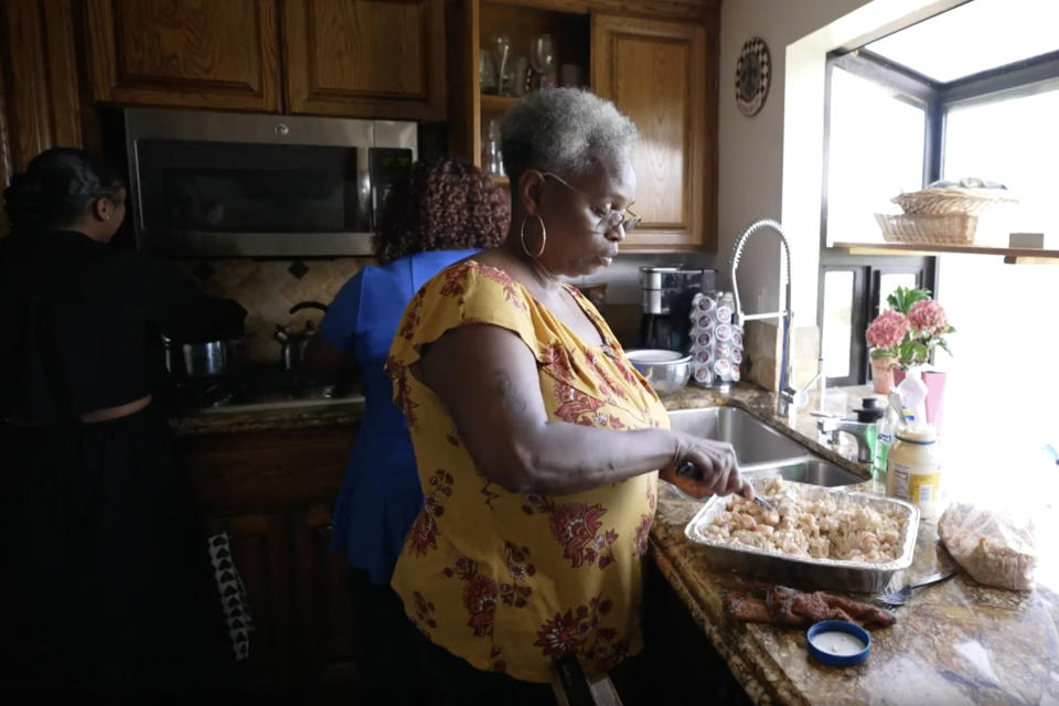 Marian Johnson prepares a potluck dinner with family members at her brother’s house in Oakland, Calif. ( Brian Iacone)