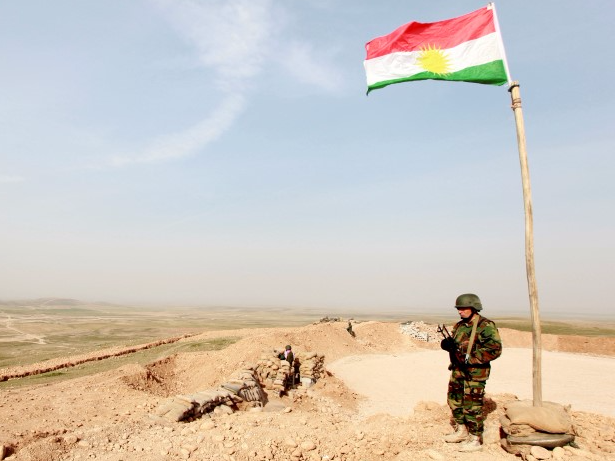 A Kurdish Peshmerga fighter takes up position with his weapon as he keeps watch, on the outskirts of Mosul January 26, 2015. REUTERS/Azad Lashkari