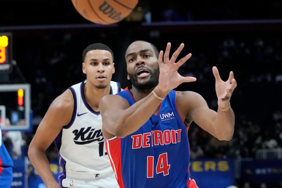 Detroit Pistons guard Alec Burks (14) takes the inbounds pass during the first half against the Sacramento Kings at Little Caesars Arena in Detroit on Tuesday, Jan. 9, 2024.