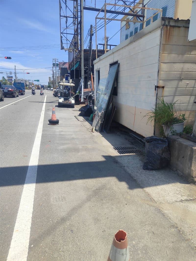 在里長及警方的勸說下，機車已搬哩，現場已淨空。（圖／翻攝畫面）