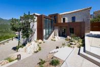 Esta elegante casa situada en Kalyves, un pequeño pueblo de la península del Peloponeso (Grecia), es en realidad un antiguo molino de aceite que ha sido reformado. (Foto: <a href="http://www.engelvoelkers.com/en-gr/property/rusted-mill-house-4244018.903948_exp/" rel="nofollow noopener" target="_blank" data-ylk="slk:Engel & Völkers;elm:context_link;itc:0;sec:content-canvas" class="link ">Engel & Völkers</a>).