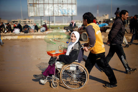 Displaced Iraqis flee their homes as Iraqi forces battle with Islamic State militants, in western Mosul, Iraq March 24, 2017. REUTERS/Suhaib Salem TPX IMAGES OF THE DAY