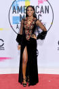 <p>Kelly Rowland im femininen Kleid von <span>Galia Lahav mit transparenten Ärmeln, Schnürung am Dekolleté und Stickereien.</span>(Photo: Getty Images) </p>