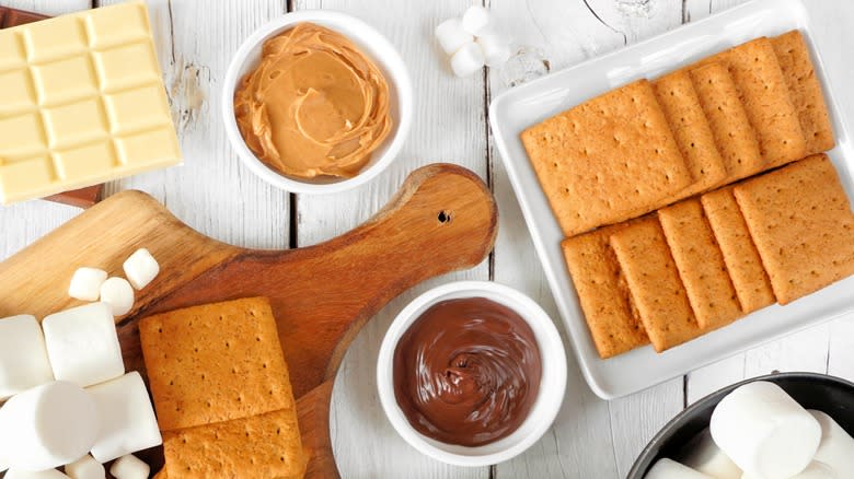 graham crackers with peanut butter