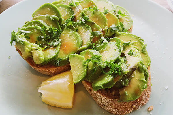 <p>Quizás cenar un pan tostado con aguacate sea una buena idea si quieres dormir bien, pues son ricos en vitamina B, los cuales podrían ayudar a regular el sueño.<em> Foto:</em> <em>Alexander Spatari/Getty Images</em> </p>