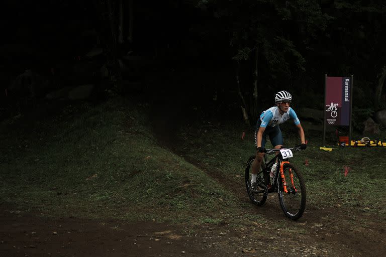 Sofia Gomez Villafane de Argentina compite durante la competencia femenina de bicicleta de montaña de fondo en los Juegos Olímpicos de Verano de 2020, el martes 27 de julio de 2021, en Izu, Japón.