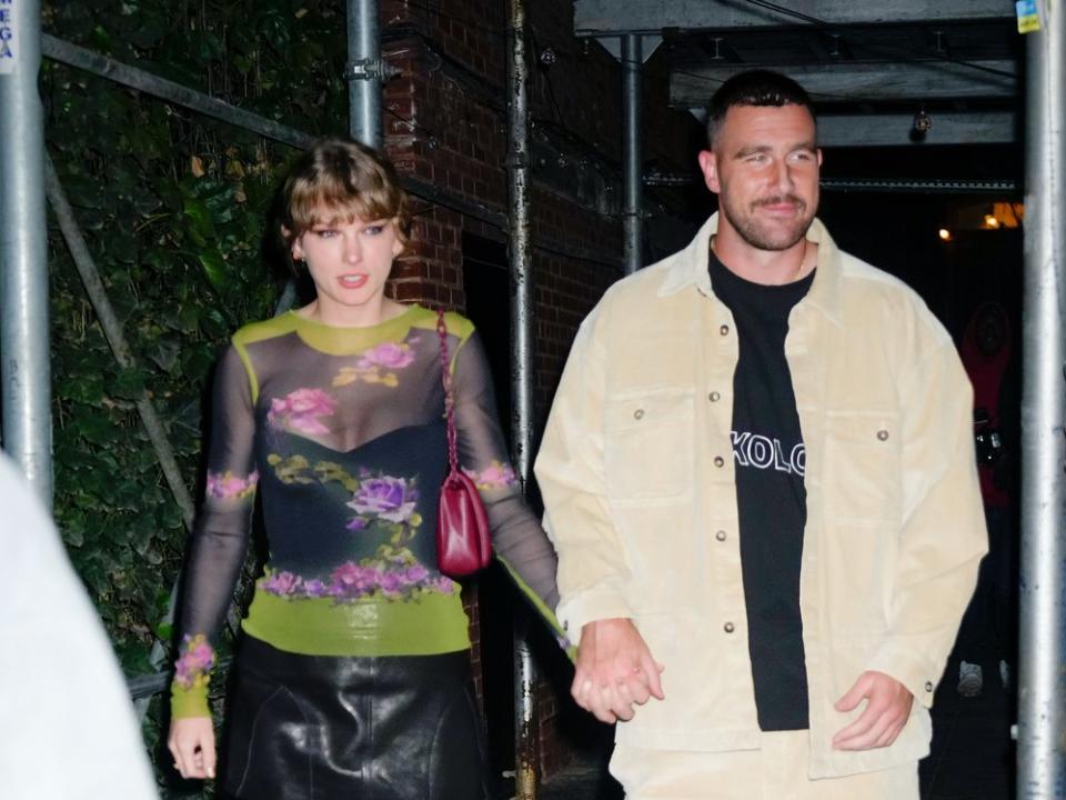 Taylor Swift und Travis Kelce machen aus ihrer Liebe kein Geheimnis mehr. (Bild: getty/Gotham / GC Images)