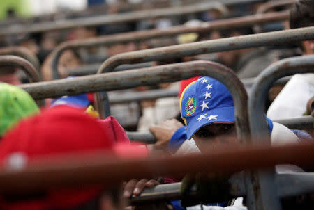 Venezuelan migrants stand in line to register their entry into Ecuador, at the Rumichaca International Bridge in Ecuador August 17, 2018. REUTERS/Luisa Gonzalez