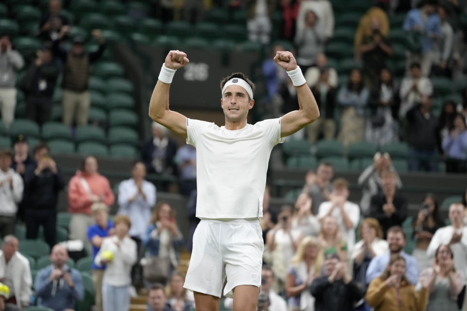 Tomás Etcheverry celebra la victoria ante Bernabé Zapata Mirallés en la primera ronda del torneo de Wimbledon, el martes 4 de julio de 2023, en Londres. (AP Foto/Kirsty Wigglesworth)