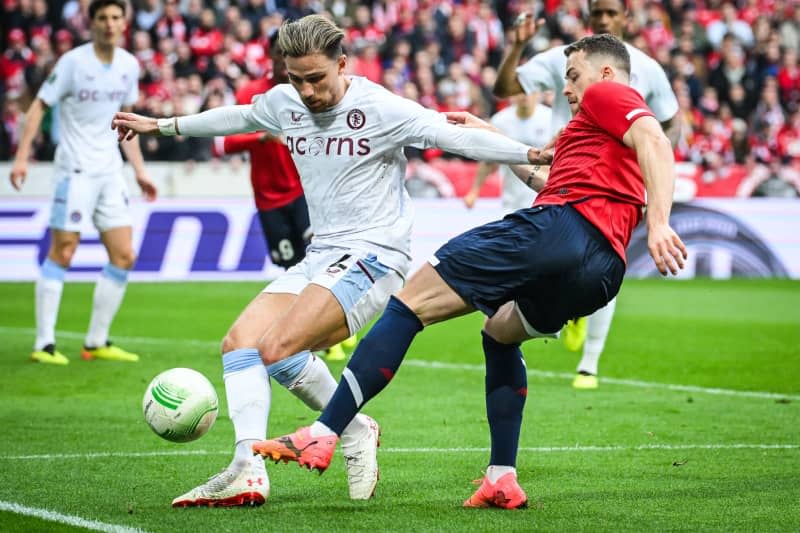 Aston Villa's Matty Cash (L) and Lille's Gabriel Gudmundsson battle for the ball during the UEFA Europa Conference League soccer match between Lille OSC and Aston Villa at Pierre Mauroy Stadium. Matthieu Mirville/ZUMA Press Wire/dpa