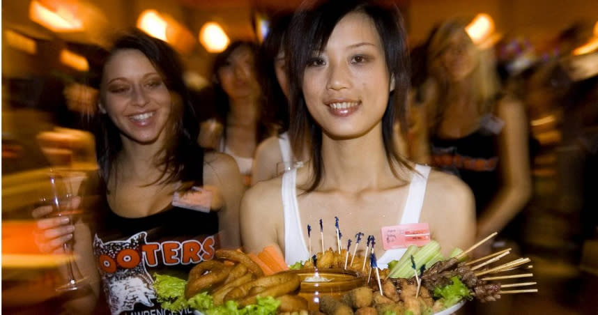 美國連鎖餐廳「Hooters」的服務生拍片透露一周約可賺進新台幣近4萬元小費，不過時薪相當低。（圖／達志／美聯社）