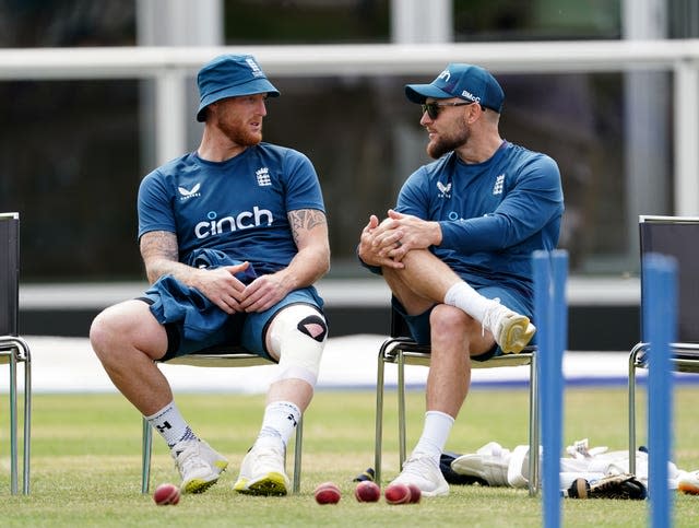 Brendon McCullum chats to Ben Stokes at England practice